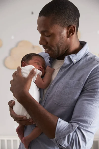 父亲抱着新生婴儿 — 图库照片
