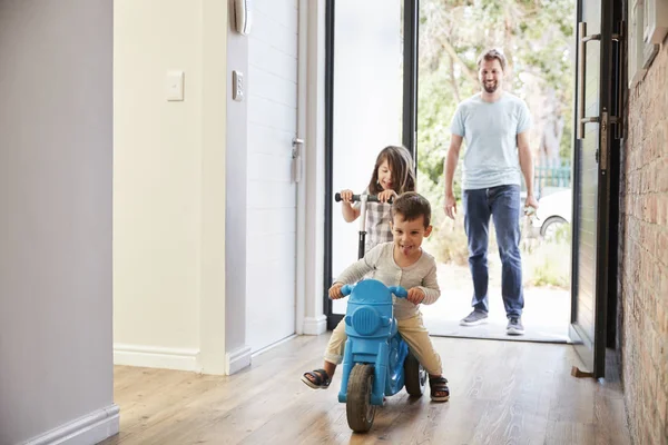 Niños emocionados llegando a casa —  Fotos de Stock