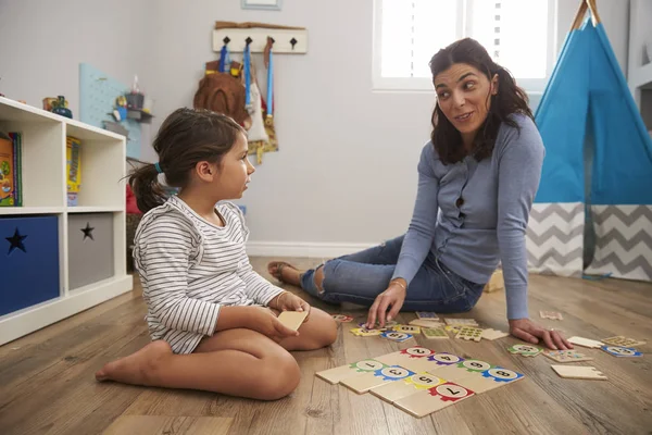 Madre jugando con su hija — Foto de Stock