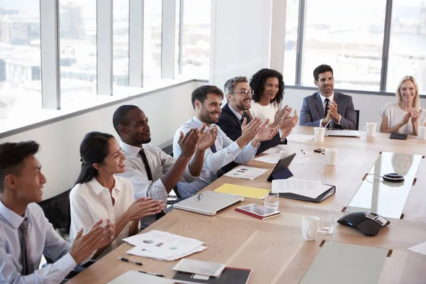 Ondernemers rond directiekamer tafel — Stockfoto