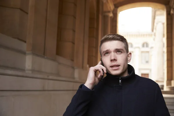 Jongeman aan het praten op mobiele telefoon — Stockfoto