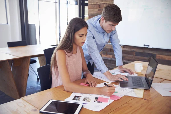 Mann und Frau arbeiten zusammen — Stockfoto