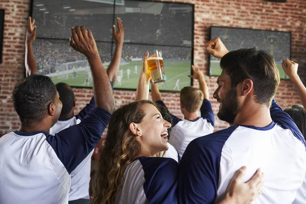 Friends Watching Game — Stock Photo, Image