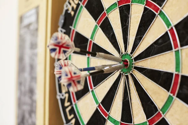 Dartboard com três dardos — Fotografia de Stock