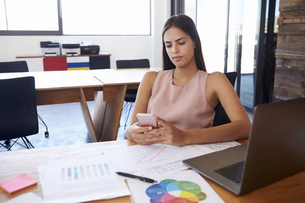 Jonge vrouw in functie — Stockfoto