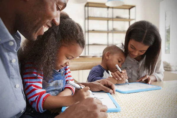 Eltern und Kinder zeichnen — Stockfoto