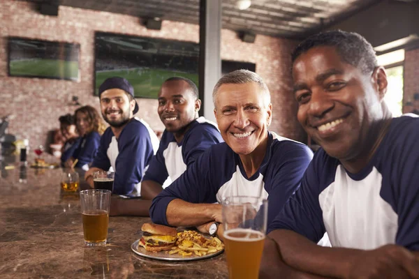 Masculino amigos no esportes bar — Fotografia de Stock