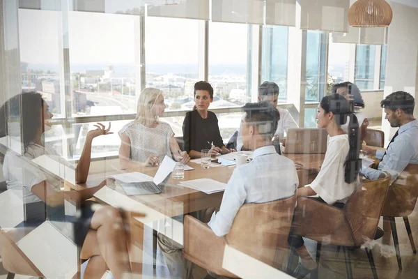 Empresária lidera reunião — Fotografia de Stock