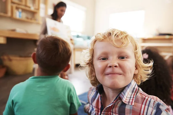 Leraar Montessori school met kinderen — Stockfoto