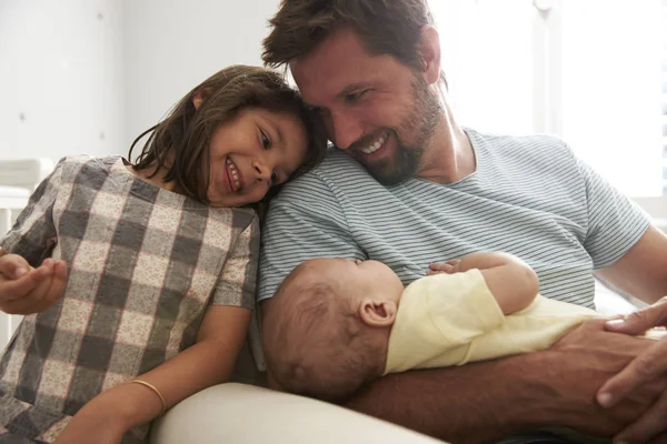 Vater mit Tochter und neugeborenem Sohn — Stockfoto