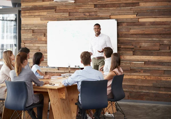 Man på whiteboard ger en företagspresentation — Stockfoto