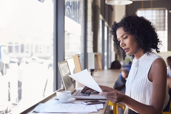 Femme d'affaires travaillant sur ordinateur portable — Photo