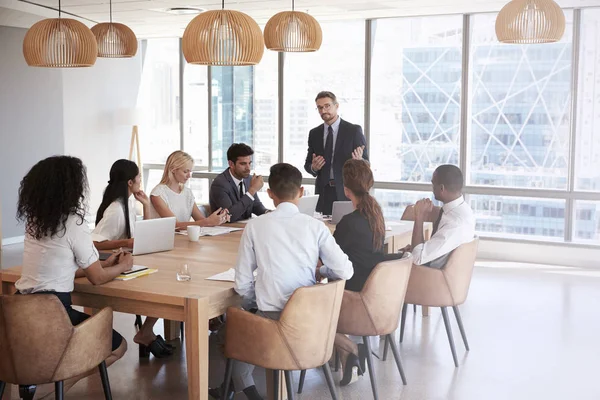 Empresário se levanta para abordar reunião — Fotografia de Stock