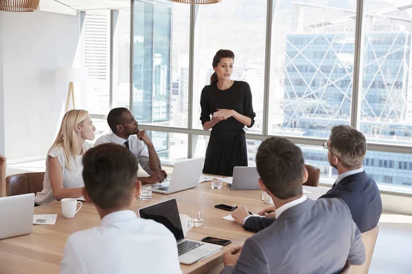 Businesswoman Stands To Address Meeting — Stock Photo, Image