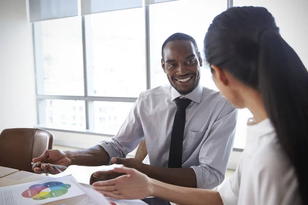 Imprenditori che lavorano su laptop — Foto Stock