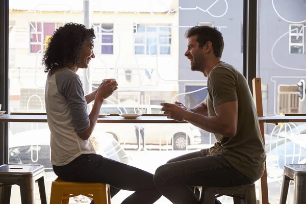 Coppia Incontro In Caffetteria — Foto Stock