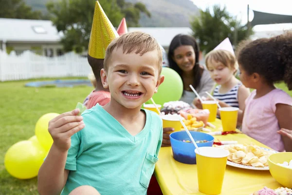 Geburtstagsparty im Freien — Stockfoto