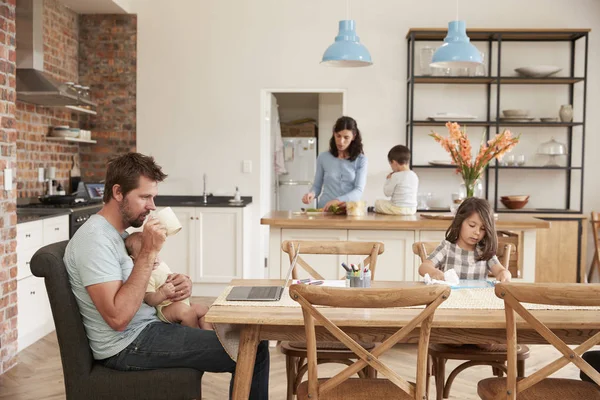 Geschäftiges Familienhaus — Stockfoto