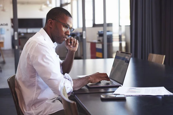 Homme utilisant un ordinateur portable dans le bureau — Photo