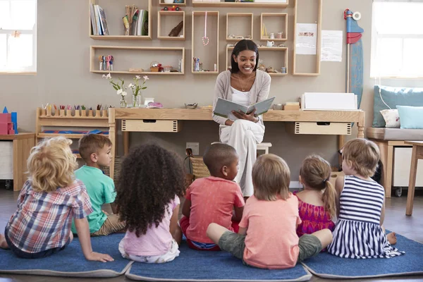 Nauczyciel w szkole Montessori z dziećmi — Zdjęcie stockowe