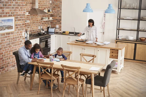 Father And Children Drawing At Table — Stock Photo, Image