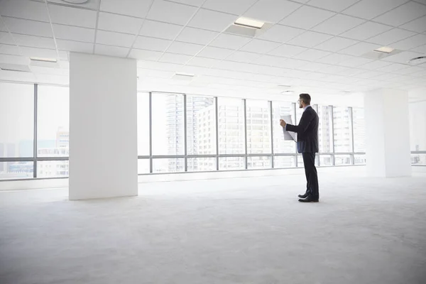 Mężczyzna architekt w Modern Empty Office — Zdjęcie stockowe