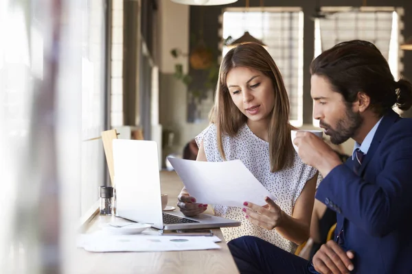 Dos empresarios que se reúnen — Foto de Stock