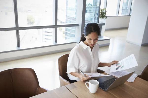 Affärskvinna som arbetar i Office styrelserummet — Stockfoto