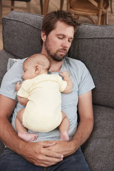 Κουρασμένος ο πατέρας με τον γιο του μωρού — Φωτογραφία Αρχείου