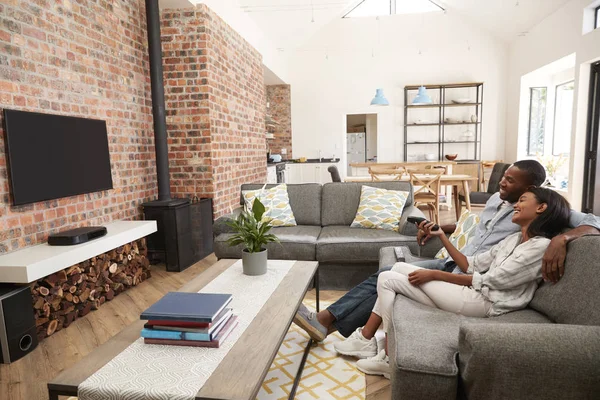 Pareja viendo la televisión — Foto de Stock