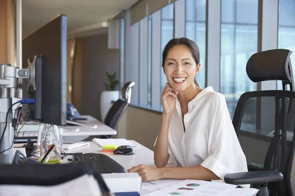 Femme d'affaires au bureau — Photo