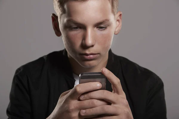 Tonårspojke med mobiltelefon — Stockfoto
