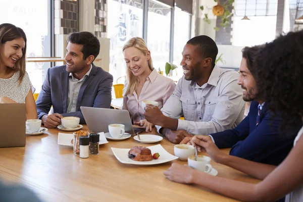 Geschäftsleute treffen sich — Stockfoto