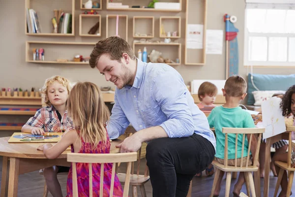 Nauczyciel i uczniowie w szkole Montessori — Zdjęcie stockowe