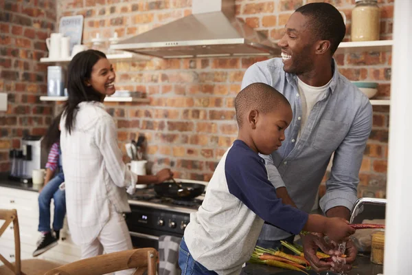 Bambini che aiutano i genitori in cucina — Foto Stock