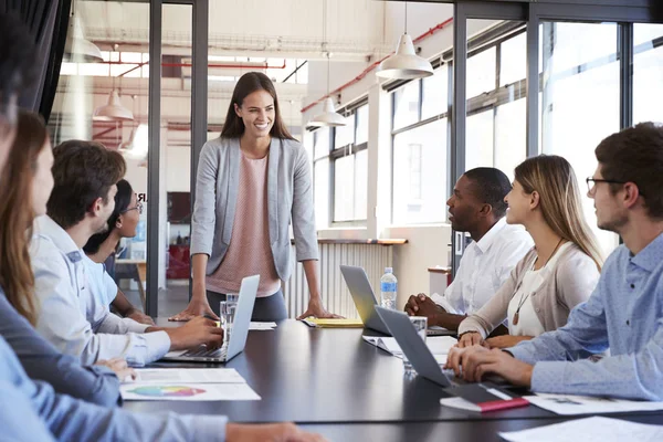 Donna che si rivolge al team — Foto Stock