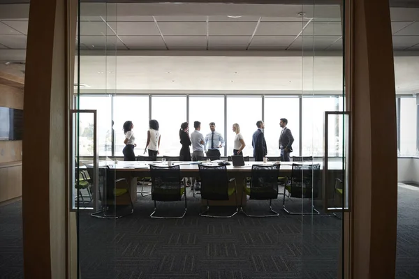Podnikatelé před schůzkou v zasedací místnosti — Stock fotografie