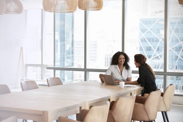 Deux femmes d'affaires utilisant un ordinateur portable — Photo