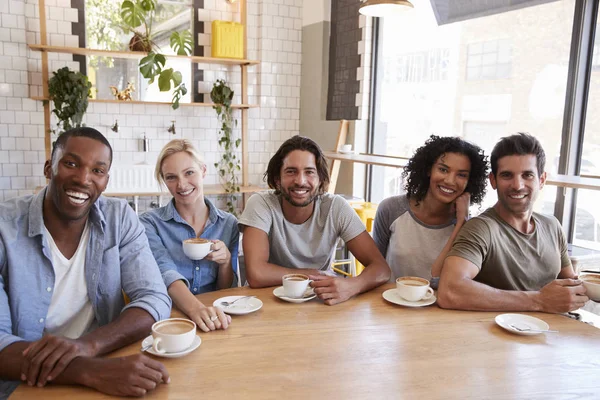 Amigos en la cafetería — Foto de Stock