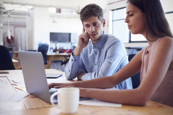 Hombre y mujer trabajando juntos — Foto de Stock