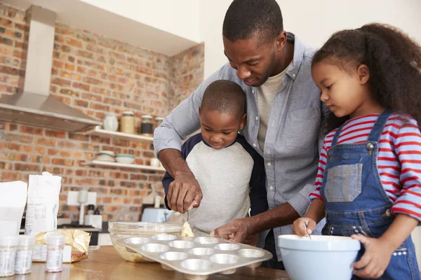 Vader en kinderen bakken taarten — Stockfoto