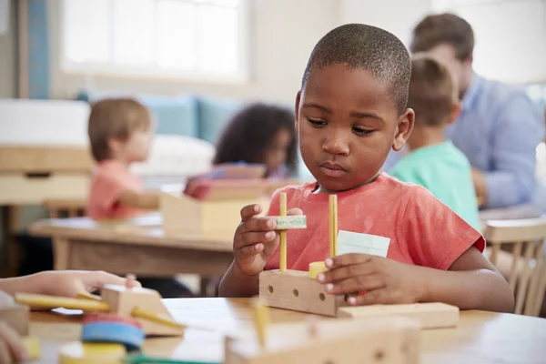 Montessori uczeń pracuje przy biurku — Zdjęcie stockowe