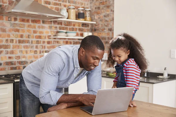 父亲和女儿使用笔记本电脑 — 图库照片