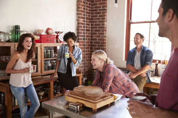 Freunde lachen in der Küche — Stockfoto