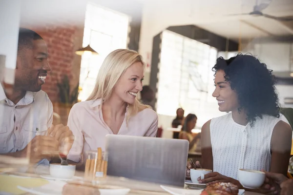 Ondernemers bijeen In de coffeeshop — Stockfoto