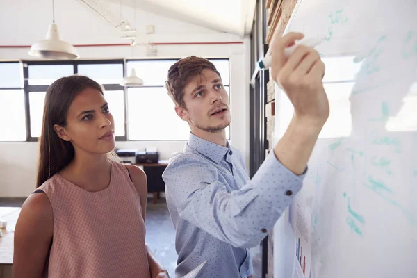 Trabajo de hombres y mujeres jóvenes — Foto de Stock