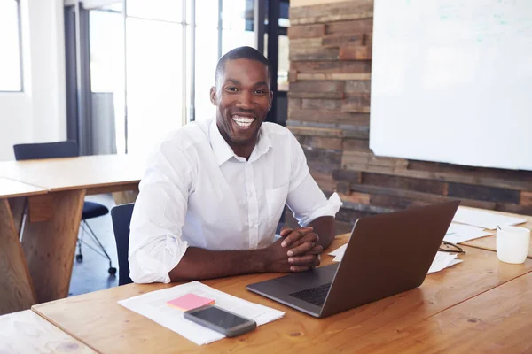 Man op Bureau met laptopcomputer — Stockfoto