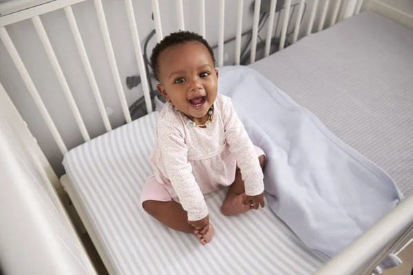 Portrait de bébé fille heureuse — Photo