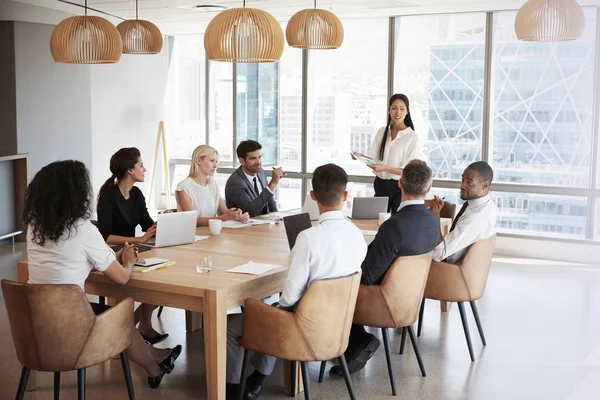 Empresária se levanta para abordar reunião — Fotografia de Stock