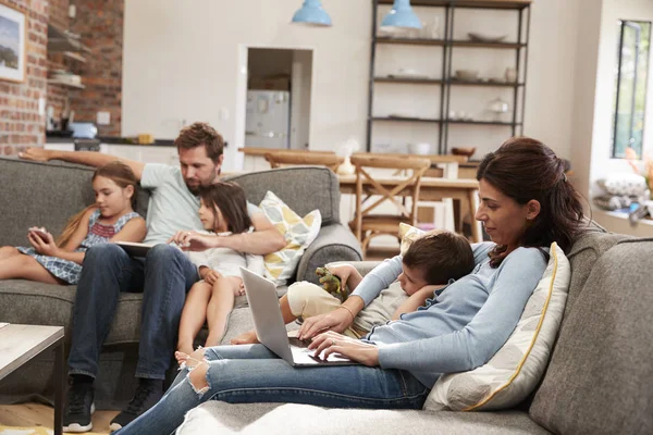Familjen sitta på soffa i loungen — Stockfoto